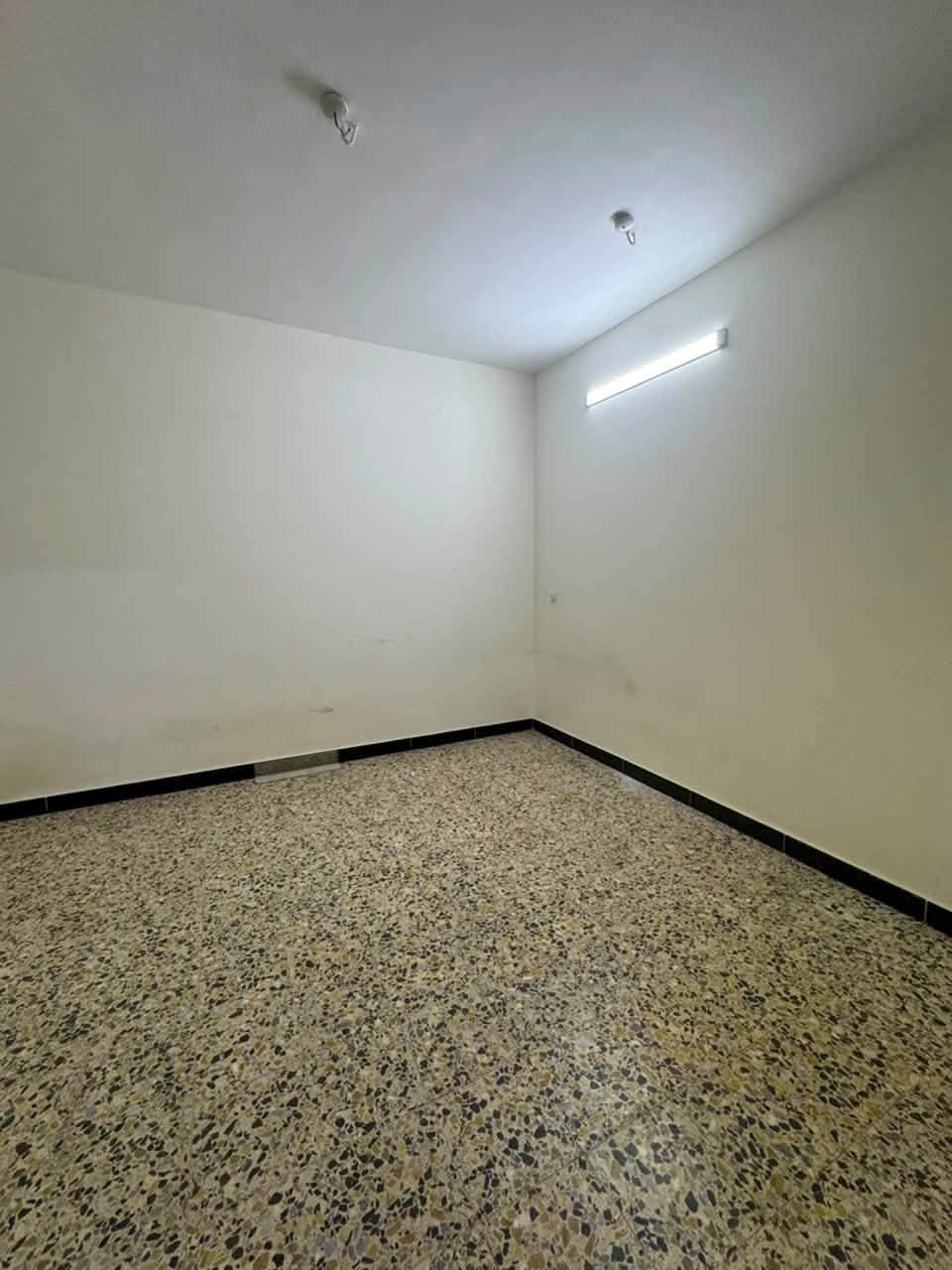 شقة للايجار في البصرة حي المهندسين المربع الذهبي ، في الطابق الاول ، مساحتها ٨٩ م بيها غرفة وصالة ومطبخ وحمام 
سعر الايجار ٤٥٠ الف شاملة اجور ماء وكهرباء 
للتواصل / ***********
