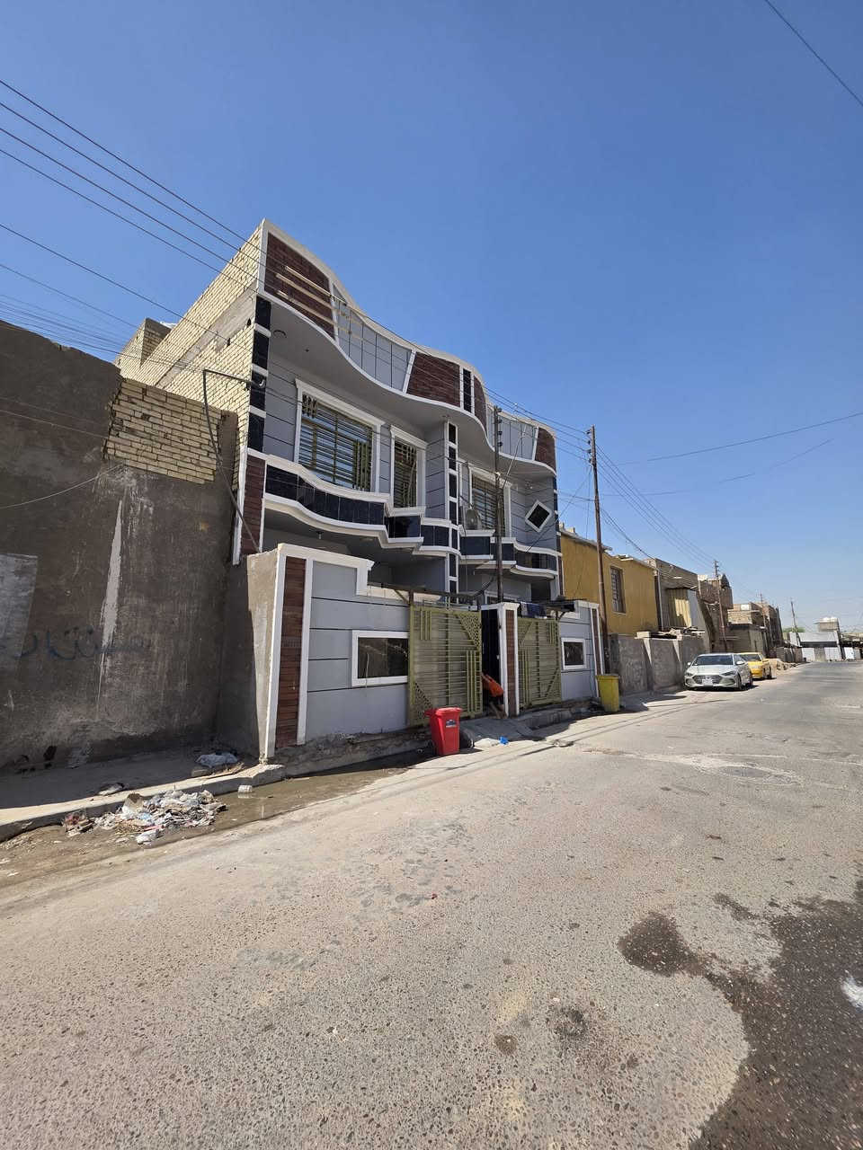 دار لليجار المساحه 100متر بناء حديث 
الموقع جسر ديالى القديم شارع البوخضير 
قاطين يحتوي 
يحتوي 3غرف ثنين فوك وحده جوه 
استقبال 
مطبخ +صاله 
صحيات داخليه +خارجيه 
استفسار اكثر اتصل ***********
