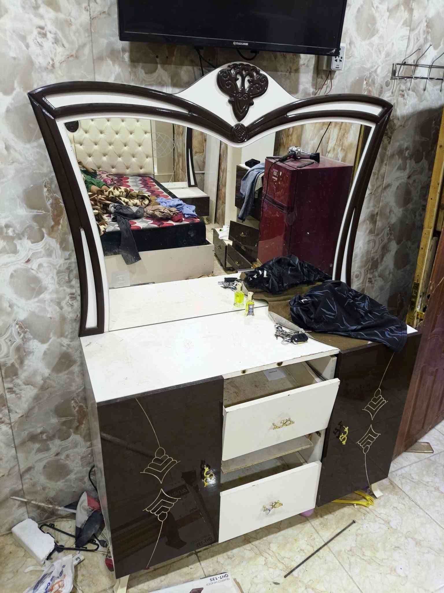 غرفه مستعمله يرادلها تعديل الجرارات والبيبان الغرفه بس جراراتها طايحه والسكك مال البيبان يرادلهن تصليح السعر ١٥٠ البصره الزبير 
الشراي يتصل ***********
