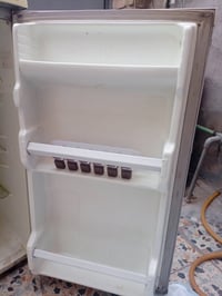ثلاجه حجم 6قدم شغاله 50 رايده مكان الشعب 07714313545