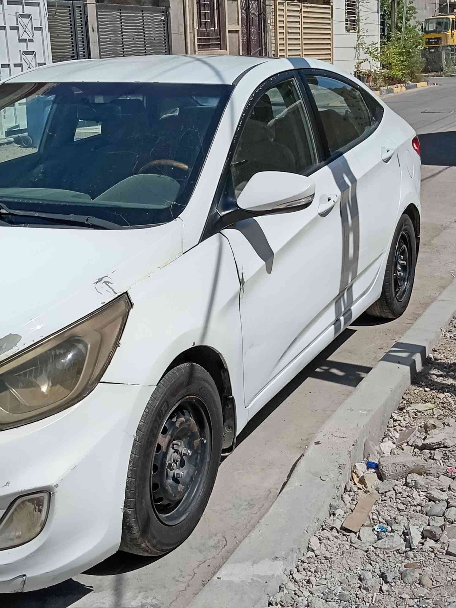 اكسنت ٢٠١٥ أبيض خليجي 
محرك ١٦٠٠ رقم ألماني بأسمي تحويل ثاني يوم 
نقص تبريد 
و الضربات صفحة البنيد 
بالخلف ركن الجاملغ و ركن الجنطة 
جاملغ امامي بارد
كما موضح في الصور 
تخم تاير باتري جديد 
السعر ٨٠ و بيها مجال
مكاني بغداد
***********

