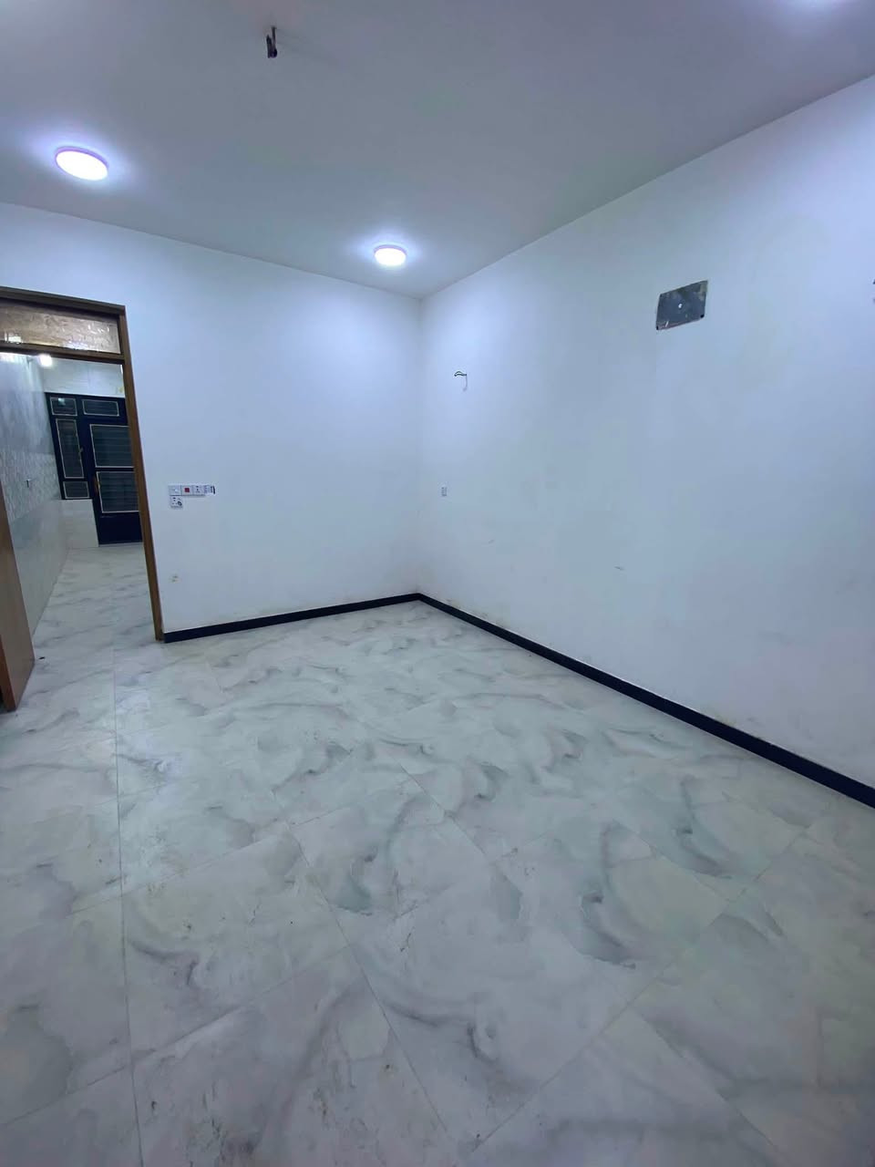 دار للبيع بناء حديث – بغداد / الشعب (حي البساتين)
 المساحة: 55 / متر مربع (بناء حديث)

 الموقع: بغداد – الشعب / حي البساتين
تفاصيل وتصميم الدار:
 🛏️ 2 غرف نوم واسعة
 🛋️ استقبال مستقل
 🍳 مطبخ بتصميم حديث
 🚿 مجمع صحيات عدد (1)
لمعرفة السعر اكتب تم بالتعليقات ☺️
📞 للاستفسار والتواصل:
***********
📍 مكتب المصطفى للعقار
بغداد – الشعب / حي البساتين
أهلاً وسهلاً بكم في أي وقت للمعاينة والاستفسار!
#عقارات #fyp #بغداد #اكسبلورexplore #دار_للبيع
