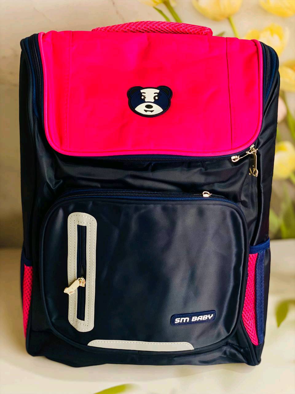 حقيبة ظهر مدرسية أرثوبيدية الباندا للأطفال مضادة للماء للبنين والبنات 🎒

اجعل طفلك يبدأ عامه الدراسي براحة وأناقة مع هذه الحقيبة المدرسية الأرثوبيدية المصممة خصيصاً لتناسب الأطفال في المرحلة الابتدائية. توفر دعماً مثالياً للظهر بفضل تصميمها المريح، مع خامات عالية الجودة ومظهر ممتع للأطفال.

المميزات: ✅
✔️ تصميم أرثوبيدي مريح: يساهم في حماية ظهر الطفل وتحقيق توزيع متوازن للوزن.
✔️ مناسبة للبنين والبنات: تصميم موحد (Unisexe) بنقشة لطيفة من آثار أقدام الحيوانات.
✔️ مقاومة للماء: خامة نايلون قوية ومضادة للماء لحماية المحتوى.
✔️ عملية وسهلة الاستخدام: مزودة بسحاب + قفل للتأمين.
✔️ سعة مثالية: مناسبة للكتب، الأدوات المدرسية، وزجاجة الماء.

تفاصيل الحقيبة🔥
الحجم: 43 × 30 × 15 سم
الوزن: حوالي 0.65 كغ
المادة: نايلون مقاوم
نوع الإغلاق: سحاب +قفل

السعر ١3لف
🚘يوجد خدمة توصيل لجميع محافظات العراق