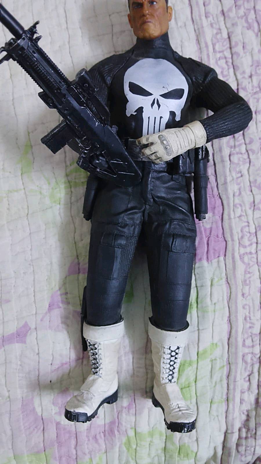 مجسم المعاقب The Punisher بارتفاع 30cm
من فيلم punisher war
تمثال تجميعي مصنوع من ماده الـ PVC 
كوالتي عالي ودقه رائعه وطبيعيه الكوالتي فول فول ويحجي 
السعر50مع هديه 2سياره بدقه وكوالتي عالي