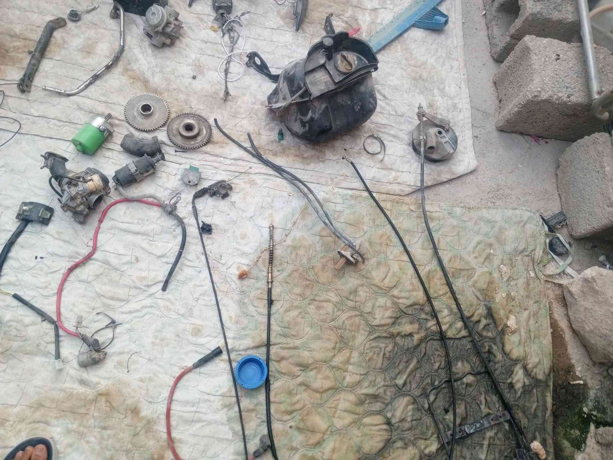 السلام عليكم غراض فراشه بسعر لماي وكله شغال ونضيف شاصي مكفول من صبغ ولحيم راجز سلف دشلي سلف كامل شوته كابريته اصليه شلعه ومعدل بيه واير سكليتر خلفي واير سكليتر  واير بريك امامي معه لدسك مالته سبايدر واير بريك خللفي تجمع دكم سلف ولاشاير باتري باتري  جك ربع كويل بلك جوين  كتف شحن سعر ارخص من لتراب قيم بل يرضي الله وتعال اخذ العنوان كوفه شارع المطار يم جوهرت العرب الاتصال ع رقم او خاص ***********
