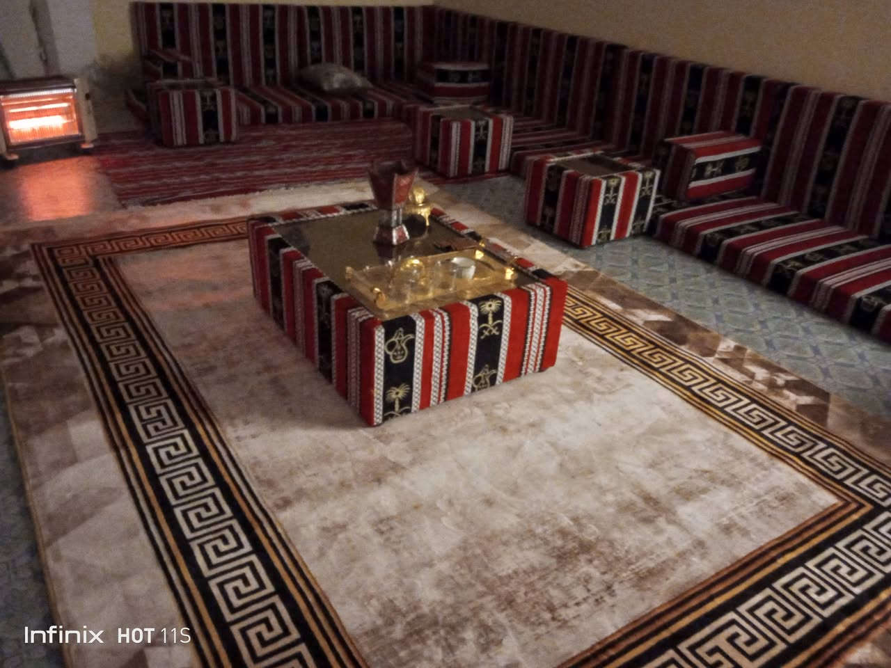 السلام عليكم جلسة عربية اخت الجديدة مع سيت طبلات وكوشات  9م حرف L.   سعرها ٣٠٠ الف. قفل مكاني النجيبية  ***********
