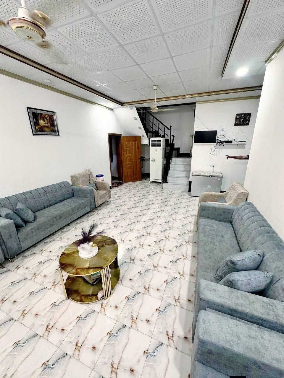 #فرصة_مميزة_بسعر_مناسب

🏡 بيت للبيع – في منطقة حي موسى الكاظم ( ع )

📍 الموقع: قرب  محطة الكهرباء الثانية 

📐 المساحة: 228 م². ركن

🔹 الطابق الأرضي:
• براني
• غرفة نوم
• صالة
• مطبخ
• صحيات داخلية وخارجية
• كراج

🔹 الطابق الثاني:
• 4 غرف نوم
• صالة
• صحيات عدد 2

🏗️ البيت مشتغل بيه حفر وحدل، والأساس شريطي 50×50.

🔄 يرهم  مراوس بقطعة أرض في الجربوعية الـ6000 أو منطقة الـ36، مع دفع الفرق حسب الاتفاق.

📸 💰💰لمعرفة السعر  اكتب تم في التعليقات او اتصل ع ارقام المكتب

عنوان المكتب:
الجربوعية ال6000 – شارع حيدر الحداد – مقابل مدارس العتبة.
 
 للتواصل على الأرقام:

📞 ***********
📞 ***********
