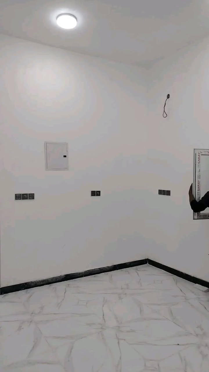 🏢 بناية استثمارية مميزة للبيع في الناصرية 🏢
📌 الموقع: الناصرية - حي الموحية - مباشرة على الشارع الرئيسي (قرب دار المسنين).
📐 المساحة: 200 متر مربع.
📏 الأبعاد: الواجهة 10 متر | النزال 20 متر.
📄 نوع السند: طابو صرف.
​✨ تفاصيل وتقسيم البناية:
البناية مصممة ومقسمة بشكل استثماري ممتاز وعزل تام، حيث تحتوي على:
​🔹 مشتملات عدد (2)
​🔹 شقق سكنية عدد (2)
​⚙️ التجهيزات والخدمات:
​جميع الوحدات (الشقق والمشتملات) معزولة تماماً ومستقلة بخدماتها.
​مجهزة بالكامل بـ: (سخانات مياه + ماطورات بوستر لضخ المياه + تانكيات + مغاسل).
​💰 العائد الاستثماري (الوارد الشهري):
​البناية مؤجرة حالياً بالكامل، مما يضمن لك دخلاً فورياً.
​الوارد الشهري الحالي: 1,750,000 دينار عراقي (مليون وسبعمائة وخمسون ألف).
​📞 للاستفسار والتواصل:
للمزيد من المعلومات أو لتنسيق موعد للمعاينة، يرجى الاتصال على الرقم التالي:
📱
مكتب ابو نجوان العقار  ***********
