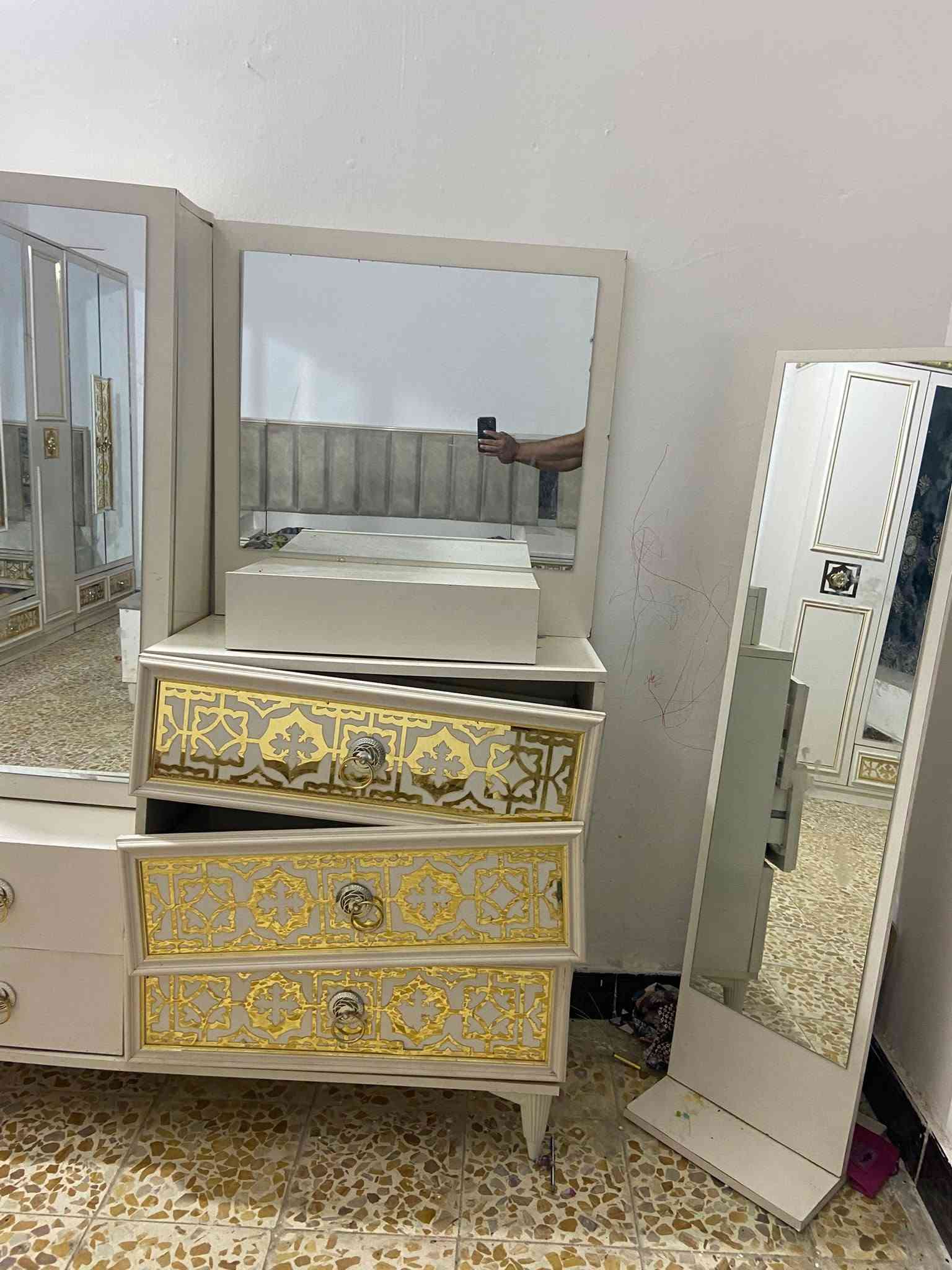 السلام عليكم يوجد اغراض بيت مستعملة نظيفة جدا غرفة نوم تركية مع تخم صالون  مع سرير طفل تركي نظيف مع كونتر مطبخ الي مهتم يراسلني فيس او واتساب *********** المحمودية حي العسكري

نص مكتوب في الصور:
- تخم صالون مع سرير طفل تركي نظيف مع كونتر مطبخ الي مهتم يراسمني فيس او واتساب *********** المحمودية حي العسكري