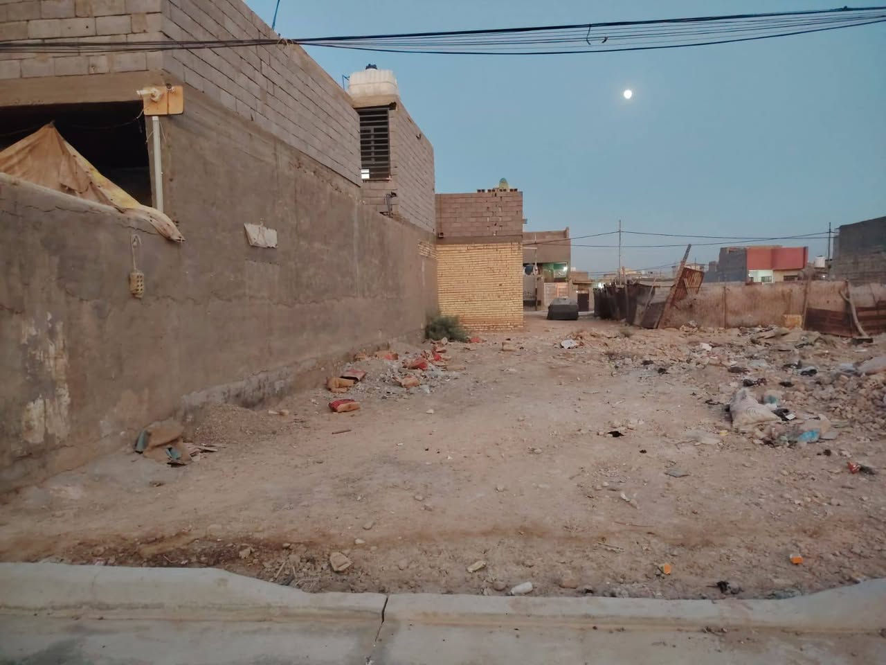 السلام عليكم گاع للبيع مساحتها 100متر مكان شارع حسن الفريجي قرب المستوصف  ***********
