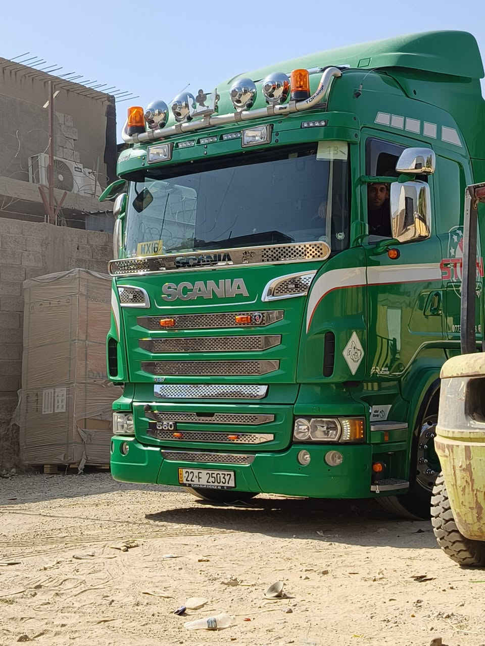 السلام عليكم سكانيا كرين للبيع *********** سجاد
