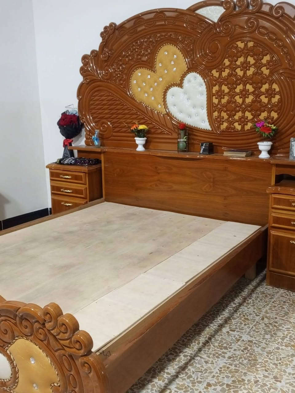 غرفة نوم للبيع 
خشب عراقي خالص 
للاتصال ***********
