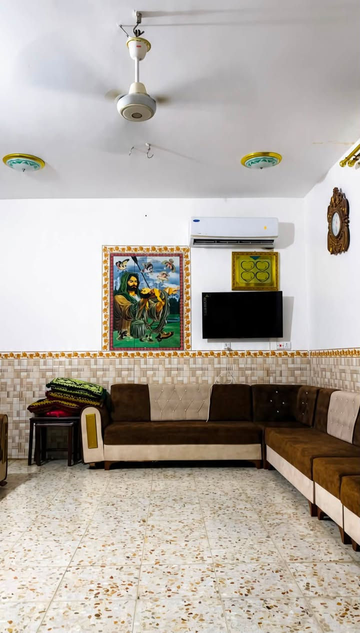 السلام عليكم 
دار للبيع 
المساحه 465 م  واجهية الدار 18م زراعي سند 23 كاع سيد طالب الفوازي 
الموقع حي الحسين قرب مولدة احمد فيصل 
يتكون 
استقبال 7م* 4.5 
صاله 8م* 3.5م مع الدرج 
مدخل صاله 4م*3م
مطبخ 4م*5م سيراميك + سقف ثانوي 
غرفة نوم 4.5م * 5م
غرفة نوم 5م * 5.5 م
مجمع صحيات داخلي سيراميك بالكامل 
طارمه 1 / 12م *7 م
طارمه 2/ 12م * 6 م 
حديقه 12م *10 م 
مجمع صحيات خارجي 
البناء ( اساس كونكريت . جدران بلوك . سقف عكاده + شتايكر ) 
كهرباء البيت ( خط تأريض + خطوط وطني + خطوط منفصله ) 

رقم الهاتف 
***********
***********
