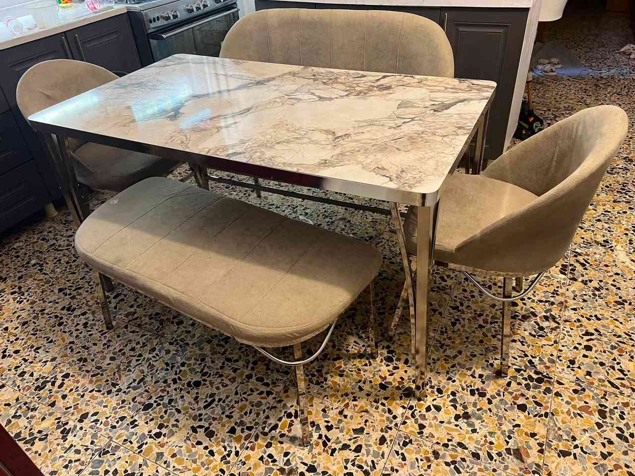 السلام عليكم ميز طعام وميز بلازما للبيع نضيفات 
سعر مناسب مستعجلين لغرض السفر مكاني بغداد الامين الثانية رقم ***********🥰🤍
