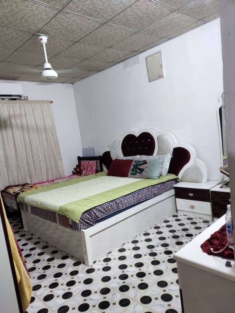 بيت تجاوز للبيع العنوان الزبير محلة الشمال حي الاثار المساحه 250م يبعد عن الشارع العام 50م شارع البيت عرضه 10م
خدمات البيت جاهزه ماء كهرباء شغل النرجس يحتوي البيت على غرفتين مطبخ هول ديوانيه خارجيه قيد التجهيز ترك بصف بالبيت ينبني به مشتمل كامل البيت بيه حديقه وحمامات داخليه وخارجيه الارض سيراميك والسقف  صبابه وزفت البيت كلش مرتب وجاهز للسكن
السعر 19 وقابل للتفاوض للاستفسار الاتصال على الرقم او واتساب *********** الزبير, البصرة
