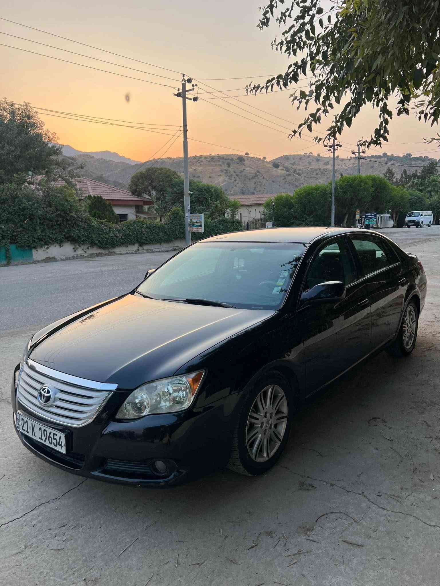 TOYOTA AVALON 2009 XL 
ئەڤەلۆن 2009 XL بێ بۆیاخ سەنەوی تا 2031 تازەیە گێڕ و مەکینەی بەشەرتە شوخت و چاڵ و کاڵبونەوەی نیە سەیارەکە دەعامی بۆ دەعامی بەشەرتە چوار تایەی تازەی لەسەرە پێش و دوای چرکەی تێدا نیە سەیارەکە کارتی بەنزینی هەیە سعری ١٢٥ و مەجال  (***********) ژمارە واتسئەپی لەسەرە
