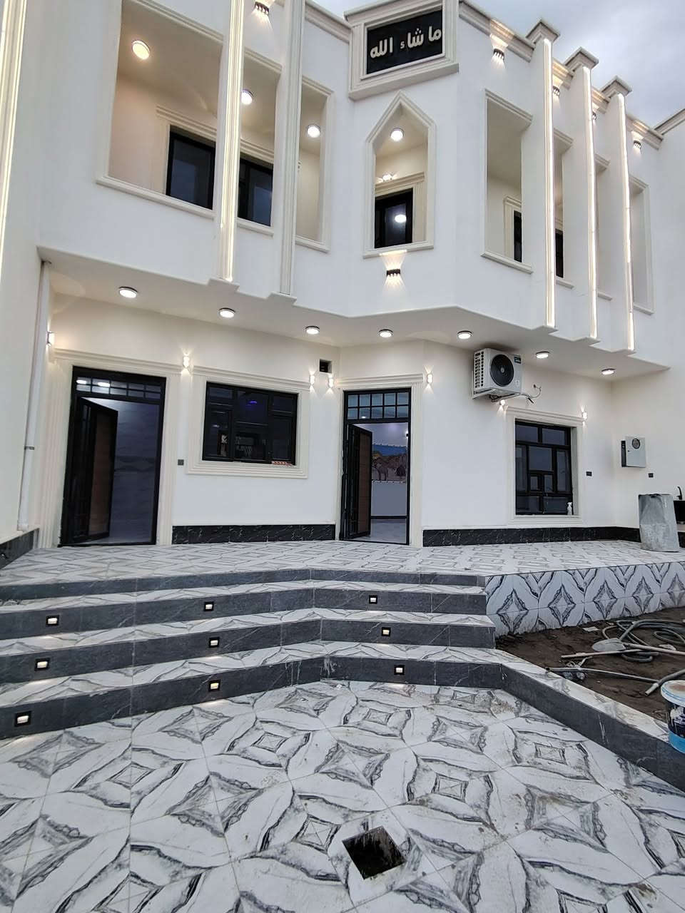 بيت في قضاء العلم الجمعيه الثانيه شارع ٢٠م مساحه ٢٥٠ م ثلاث غرف نوم موزع صحيات مطبخ واستقبال شغل درجه اولى طابو ملك صرف للاستفسار *********** ابو عبدالله السعر ١١٥ مليون يرهم مراوس بقطعه او بيت قديم
