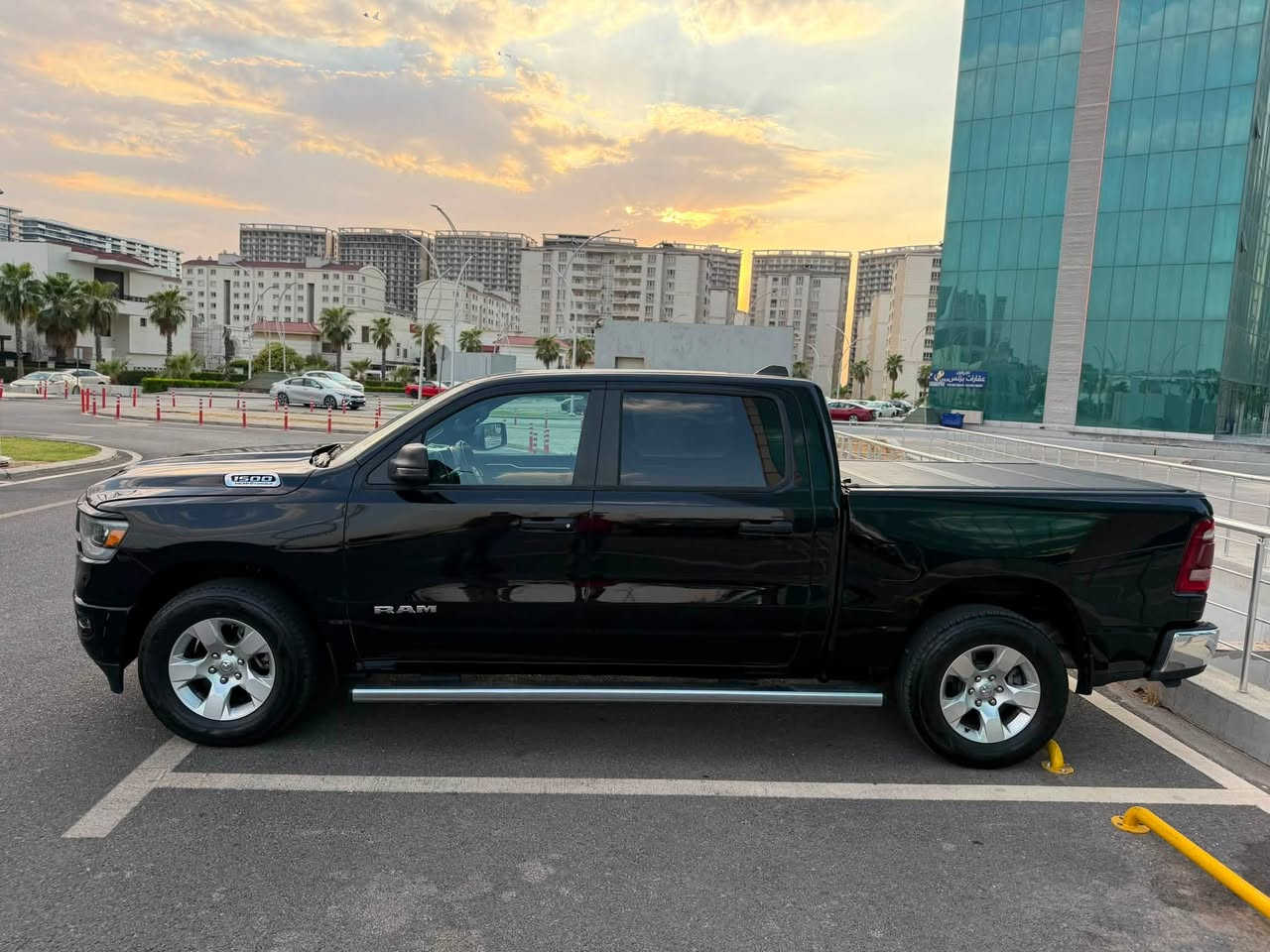 2024 Ram 1500 Lone Star 4x4 5'7 Box
للبيع فقط
رقم حرة تترقم كل المحافظات 
                                                        lone star مواصفات    
محرك هيمي 5،7
باب كبير بدي قصير
فور ويل 
نقطه عمياء المرايا الجانبيه 
سكليتر كهربائي 
شاشة تيسلا 
حساس امامي و خلفي 
دعامية خلفية بيها دوسة إضافية 
كشنات و ستيرن هيتر
كشن كهرباء
بك لايت رادار و نظام نقطة عمياء بالمرايات الجانبية
كفر بدي اصلي امريكي 
البدي بيها تغليف مميز مع اضاءة 
الحادث 
تعديل و صبغ وجه البنيد فقط +
جاملغ الأيمن بيه تعديل بارد و شوية تقليم +
تعديل بدايه الشاصي طرف اليمين + طاك أيرباك الدشبول والستيرن ومرجعه سستم 
ماشية 39 الف mi
السعر 28000$
مكان السيارة اربيل
  ***********
  ***********
