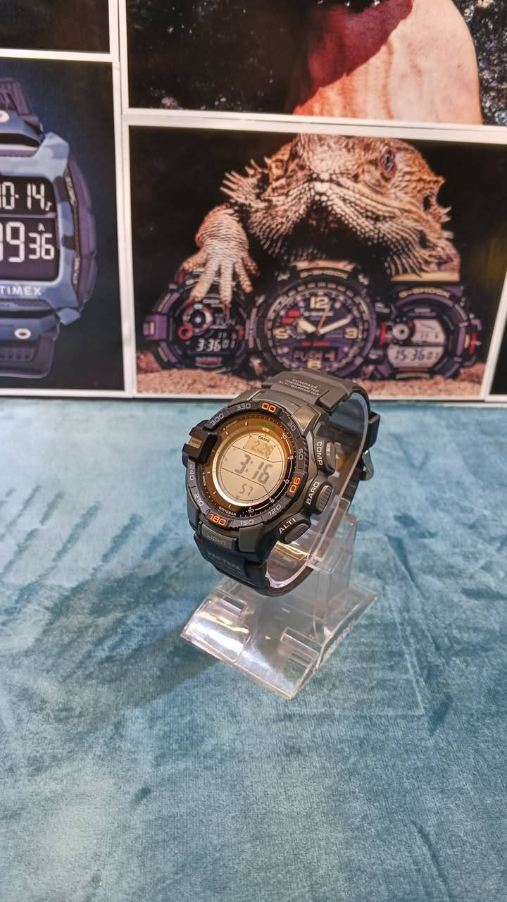 سلام عليكم

ساعة (270-Casio Pro Trek 270 (PRG هي من أشهر ساعات كاسيو المخصصة للرحلات والمغامرات ها يكنك تسلق سفر تعتبر قوية جداً ومليانة ميزات متقدمة

أهم المواصفات
التصميم والحجم

الحجم: 54.6 × 52.4 × 15 مم

الوزن حوالي 67 غرام

الخامة ريزن بلاستيك قوي وخفيف

الزجاج Mineral Glass مقاوم للخدش

مقاومة ماء 100 متر (10) بار

تتحمل البرد حتى - 10 درجة مئوية

مناسبة للجبال والرحلات القاسية

تعمل على الطاقة الشمسية Tough Solar
تشتغل حوالي 9 أشهر استخدام عادي

حتى سنتين بوضع توفير الطاقة

مقياس الارتفاع Altimeter

يقيس الارتفاع من 700 إلى 10,000 متر
يعرض تغير الطقس ويعطي تنبيه إذا تغير الضغط فجأة

بوصلة رقمية (Compass)

تحديد الاتجاه بدقة (360)

توقيت عالمي (48) مدينة )

عرض شروق وغروب الشمس
منبه 5 منبهات

إضاءة LED قوية (Auto Light)

تقويم كامل لحد سنة

عنوان بغداد - مدينة - الصدر الاروفلي
توصيل لجميع المحافظات
جميع الساعات اصلية معا ضمان
التوصيل واتساب ***********
