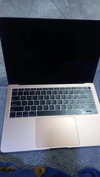 ماك بوك اير • كور i5 • رام ٨ هارد ١٢٨