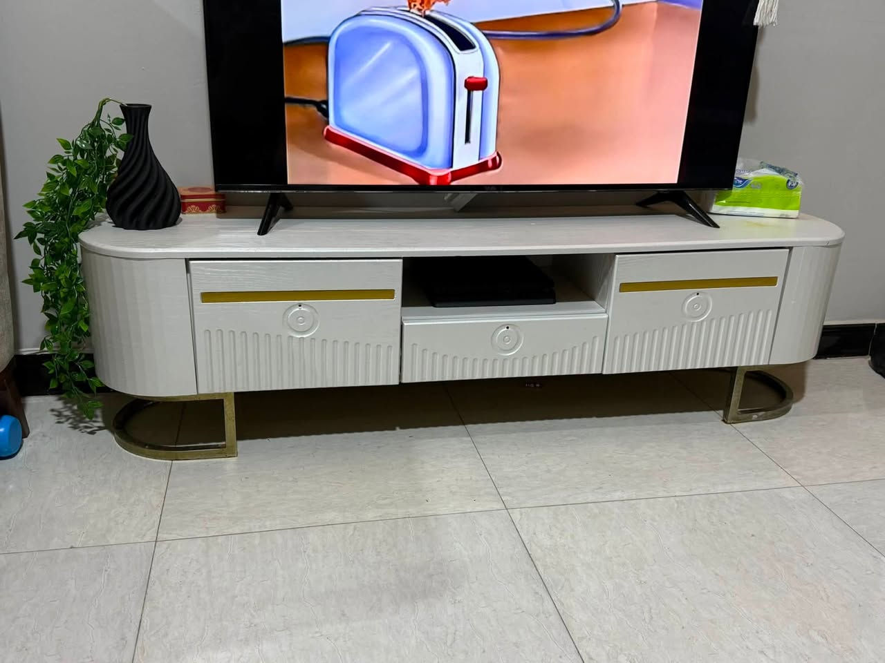 كاونتر للبيع ٥ مترات مابي اي كسر فقط مغلف والمرمر الاصلي الثكيله مو الصناعي الخفيف سعره ٨٠٠ وبي مجال ميز البلازمه ٧٥ الف قياس ١٦٠ عنواني الزبير المو شراي لايدخل خاص ***********
