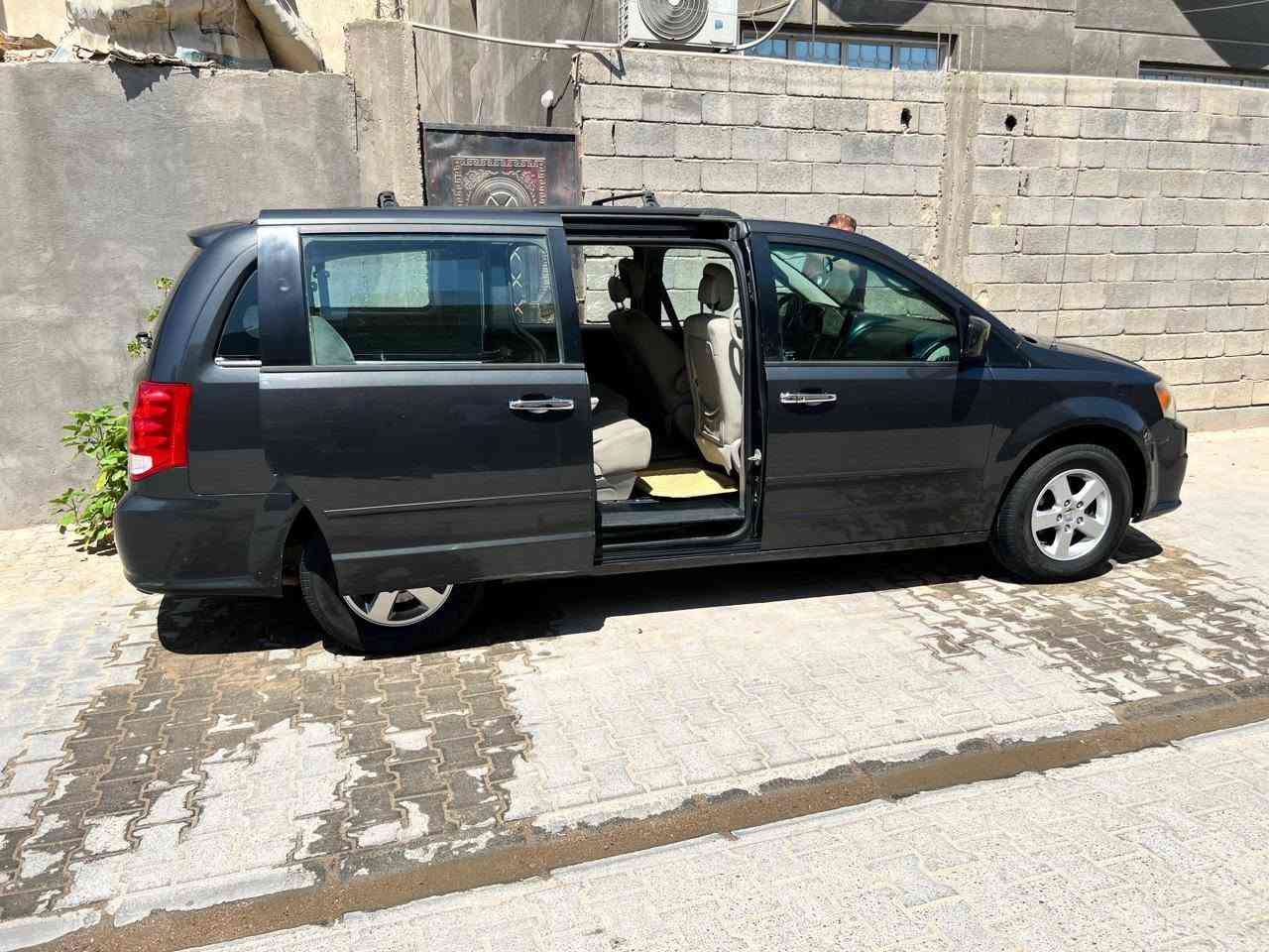دودج كرفان • ٢٠١٢ • بيبان كهرباء