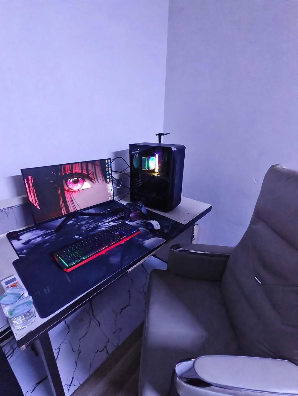 للبيع تجميعة العاب قوية - نظافة 100% - i5-12400F + RTX 4060

السلام عليكم
عندي تجميعة العاب قوية، استخدام شخصي سنة وشهر فقط، استخدام العاب خفيفة ودراسة. الحاسبة نظيفة فول وشغالة ثلج.

المواصفات:
🔹 المعالج: Intel Core i5-12400F (6 أنوية - 12 مسار)
🔹 اللوحة الأم: MSI H610
🔹 كارت الشاشة: ASUS Dual RTX 4060 8GB - بضمان 3 سنوات وباقي بيه سنتين تقريبا مع الكارتونة
🔹 الرام: T-FORCE 16GB (8x2) Dual Channel RGB 3600MHz
🔹 التخزين: ADATA LEGEND 710 1TB NVMe M.2
🔹 باور: RUIX 650W
🔹 الكيس: MASS 03 تهوية ممتازة

🔹 الشاشة: ASUS TUF VG249Q3A 23.8" 165Hz Fast IPS 1ms - بيها سماعتين مدمجة 2Wx2 وتدعم FreeSync

الحاسبة تشغل كل الالعاب الحديثة:
Warzone - GTA V - Valorant - Forza - Elden Ring على Ultra 1080p فريمات عالية وثابتة.

السعر:
الكيس والشاشة : 1,450,000 دينار وبيه مجال بسيط

السبب للبيع: اكمال دراسات عليا
المكان: الديوانية - السنية
التواصل: [***********] موجود واتساب

اذا مو شراي لا تكسر بالسعر وتكطع رزق العالم

