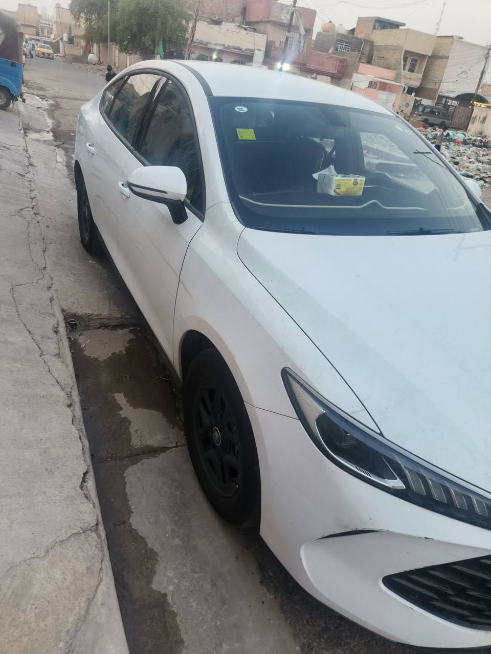 السلام عليكم بي واي دي كن بلاص مديل 2025 ماشيه ٤٠٠٠ داخل ابيض السعر 19500وبيه مجال مدوشمة وأرضيات كامله ورقم بغداد وبأسمي المكان بغداد رقمي ‏‪***********‬‏
