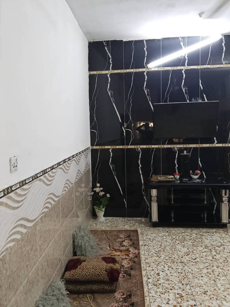 للبيع دار المساحة ٣٤٠ متر الدار مكون من كراج وحديقة صالة كبيرة ثلاث غرف نوم مع حولي وترك حول البيت البيت مدخلين جنس الدار زراعي سند ٢٥ العنوان بغداد الراشدية قرب جامع عبد الكريم أبو غازي هاتف *********** الرقم بي وتس أب
