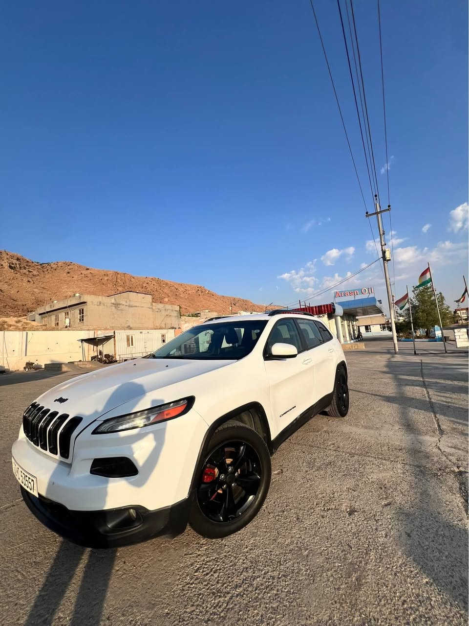 Jeep Cherokee 2018
 مۆدێل: 2018
 رۆیشتن : 80,000 مایل
 گێر و مەکینە بەشەرت
 سەیارەکە سبوخ 
سەیارەی بلند ژێر و بنی بە کامل چاککراوەتەوە، تەق و ڕەقەی بەشەرت
 بەناوی خۆمەوەیە، تحویل و غەرامە بەشەرت
 نرخ: 98 وەرەقە (کەمێک مەجالی تێدایە)
 ژمارەی پەیوەندی: *********** سوران, أربيل
