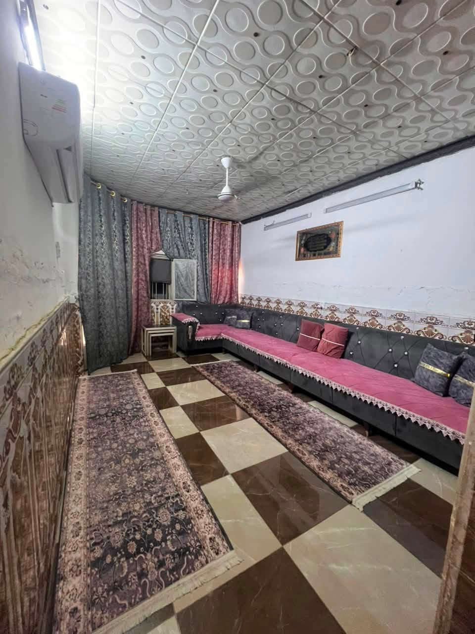 السلام عليكم
بيت للبيع بسعر ١٥٠ وبيه مجال
بيت ٢٠٠ متر
استقبال + غرفتين نوم + حولي + صحيات
مع كراج 
للاستفسار ***********
