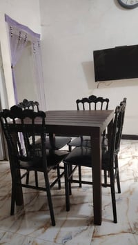 ميز طعام • للبيع