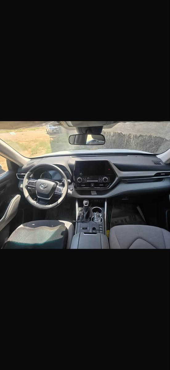 Toyota highlander2024
لون ابيض  ممشى 47الف

وارد خليج

LE HEV

المحرك: 2.5 لتر هايبرد، 4-اسطوانات

القوة القصوى: 240 حصان (مجمع)

كفاءة استهلاك الوقود: 20.1 كم/لتر

الأبعاد طول - عرض - ارتفاع (مم): 4950 - 1930 - 1730

7 ركاب (شاملة السائق)

جنوط ألمنيوم مقاس 18 بوصة

انوار أمامية (LED)

انوار خلفية (LED)

إضاءة نهارية (LED)

كشافات ضباب أمامية (LED)

نظام الدخول الذكي للسائق و الراكب الأمامي

مرايات جانبية كهربائية مع اشارات انعطاف

طي كهربائي اوتوماتيكي للمرايات الجانبية

زر تشغيل المحرك

مقاعد قماش

تحكم كهربائي لمقعد السائق

مكيف أمامي و خلفي بتحكم اوتوماتيكي

ازرار تحكم على المقود

شاشة معلومات متعددة 7 بوصة

تحكم أوتوماتيكي لجميع النوافذ

تحكم بالقفل المركزي من باب الراكب الأمامي

أربعة منافذ USB-C للشحن (2 أمامية و 2 خلفية)

نظام صوتي بشاشة لمس 8 بوصة

نظام أبل كار بلاي لا سلكي

منفذ USB-A

6 سماعات

مزايا الأمان و الراحة

نظام تويوتا للأمان (TSS Ver. 2.5)

نظام حماية ما قبل التصادم (PCS)

مثبت السرعة راداري (DRCC)

المساعدة في تتبع المسار (LTA)

تنبيه مغادرة المسار (LDA)

الضوء العالي التلقائي (AHB)

نظام التحكم في وضعيات القيادة (إقتصادي / عادي / رياضي)

كاميرا خلفية

حساسات خلفية للمساعدة على الوقوف

وسائد هوائية (للسائق والراكب الأمامي + للركبة + جانبية + ستائرية)

فرامل مانعه للإنغلاق (ABS)

نظام التحكم بالتوازن (VSC)

نظام مراقبة ضغط الاطارات (TPWS)

نظام منع تشغيل المحرك ضد السرقة

مكابح وقوف كهربائية (EPB)

نظام الوقوف المؤقت

للاستفسار

***********

مكان السياة الرمادي
