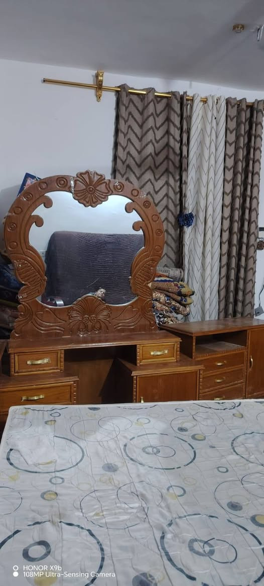 غرف نوم للبيع غرفتين كاملات ست ابواب وملحق والثالثه كنتور ست ابواب ملحق مع كومديات وميز مرايه رقم *********** متوفر واتساب.
