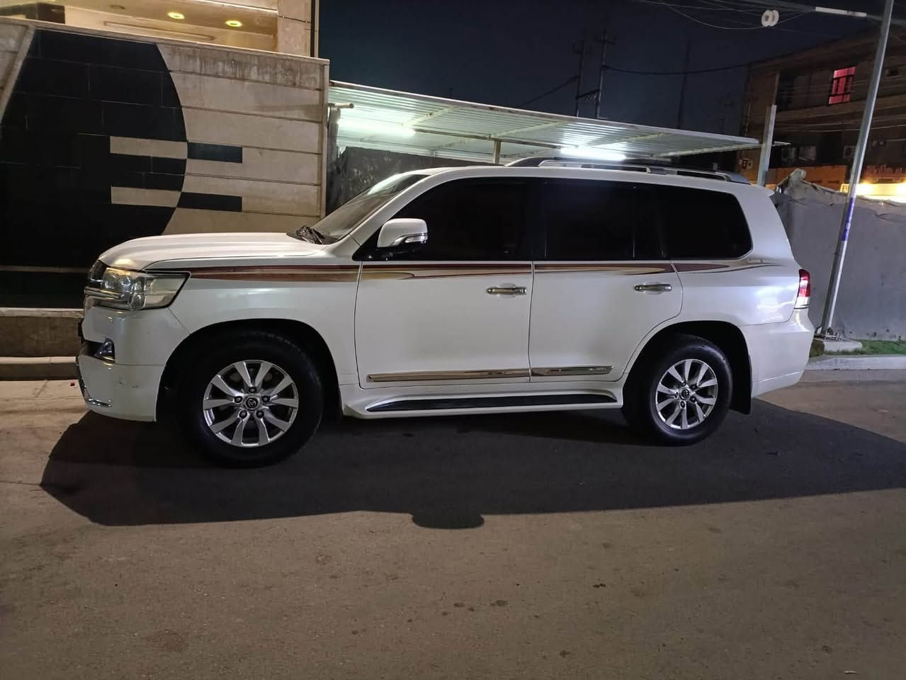 السلام عليكم 
للبيع تويوتا لاندكروزر  GX.R ساز 
موديل 2017
مكينة ستة سلندر 4000,V6
الممشى:218 الف
رقم بغداد فول مواصفات
ــــــــــــــــــــــــــــــــــ
▫️حساسات امامية خلفية 
▫️كامرات 360
▫️دبل ماوس
▫️داخل جلد
▫️فتحة سقف
▫️شاشات خلفية 
▫️3 قطع تبريد
▫️زراك لايت
▫️كشنات كهرباء 3 تحكمات جلد
▫️شاحن لاسلكي 
▫️مري جانبي شفط
▫️لايتات  full led
▫️تشغيل عن بُعد
▫️دخول ذكي
▫️تشغيل بصمة 
▫️ثلاجة وسطية 
▫️نظام ايكو ECO الاقتصادي
▫️تحكم ستيرن
▫️جام اوتو
▫️مثبت سرعة
▫️كشافات ضباب خلفية
▫️كاميرات جانبية + امامية 
▫️مراية وسطية تعتيم
▫️محرك (4000cc) V6
ــــــــــــــــــــــــــــــــــــ
🔹السعر ($41,000) قابل للتفاوض بشي بسيط مكاني بغداد
🔹للاستفسار اكثر 
🔹الاتصال فقط على الرقم(***********)
