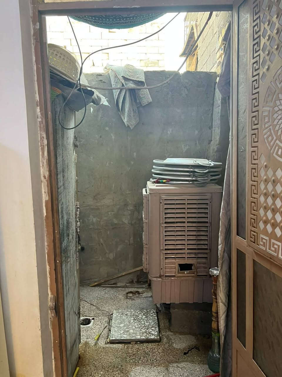 السلام عليكم بيت المساحه 250 متر بي غرفتين وصاله جبيره مناور ثنين واحد مطبخ حار غرف ثنين صاله جبيره استقبال 7×5 كراج يصير قطعه وحده طابق واحد مكانه البلديات ملحق المعسكر خدمات جديده ماء جديد وداخل للمنطقه تبليط وخدمات ***********
