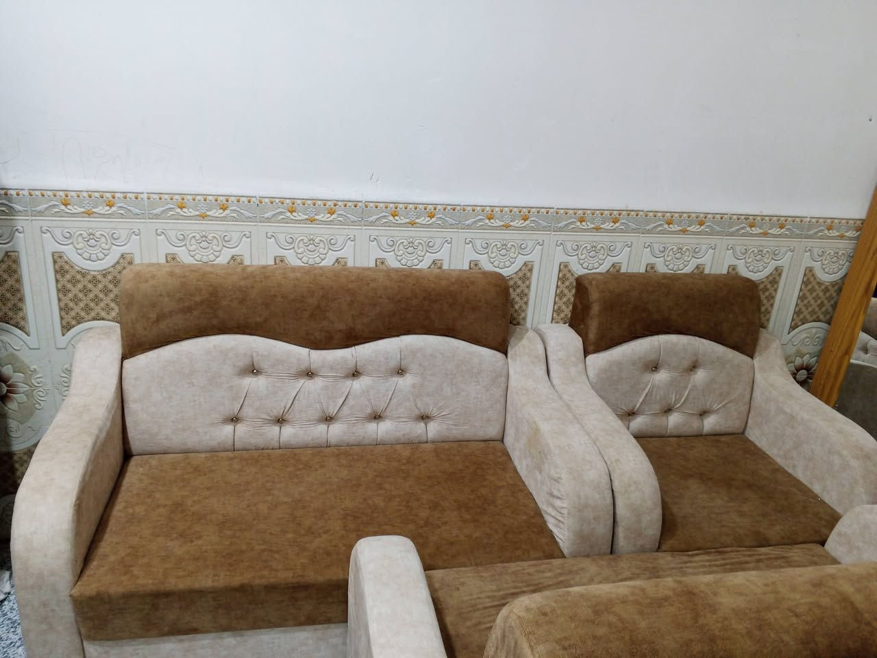 طخمين.  
الطخم الاول: قنفتين كبار + كرسيين + قنفه واحده وسط 
الطخم الثاني: قنفتين كبار + كرسيين + قنفه واحده وسط
السعر:  1,100,000 الف دينار او بي مجال 
الاتصال: ***********
