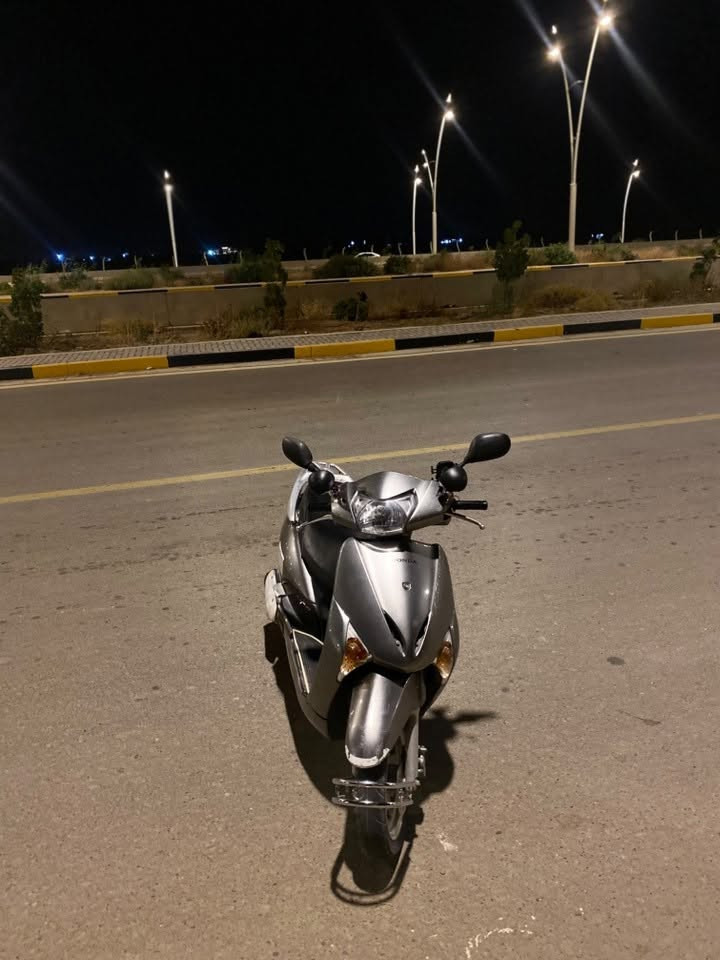 السلام عليكم 
ليدي حديث لل بيع 
دراجه اتخبلل ناعمه بل مشي ما عايزه اي شي 
مفتوحه بس ولفات  مكينه ناعمهه الدراجه بيه زنون عالي وناصي الدراجه نضيفه بمعنه الكلمه السعر خابروني وتدللون 
***********
