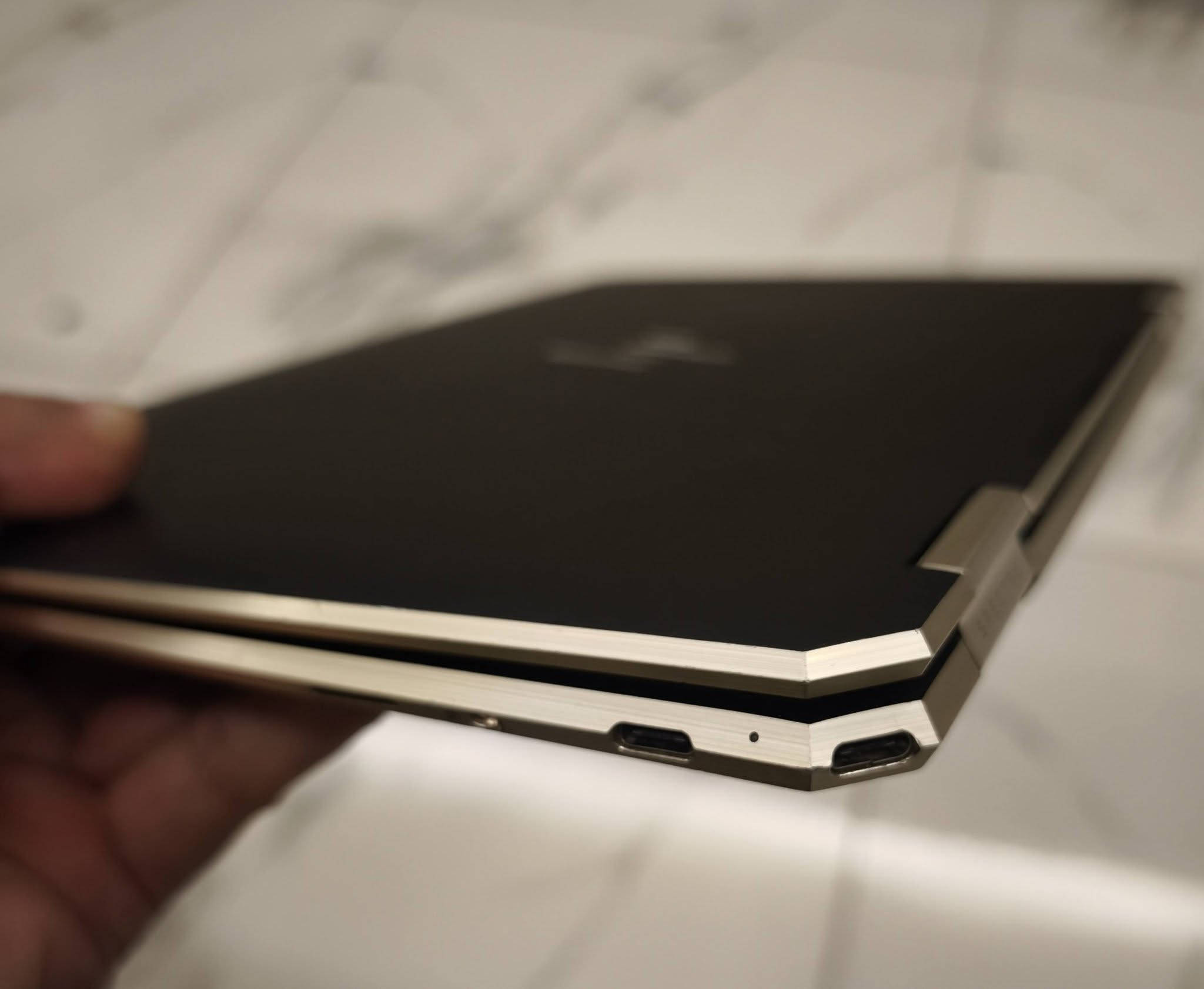 HP Spectre x360 4k touch
الموديل: HP Spectre x360 Convertible 13-aw0059TU

المعالج: Intel® Core™ i7 (الجيل العاشر) 

الشاشة: 13.3 4k UHD لمس قابلة للطي 360 درجة لاستخدامها كـ Tablet

الذاكرة العشوائية: 16GB LPDDR4 بسرعة عالية 3733MT/s  

مساحة التخزين: 512GB SSD

كارت الشاشة: Intel® Iris® Plus Graphics

2 منفذ USB Type-C thunderbolt للشحن 
منفذ 1 usb type A

 الصوت: سماعات احترافية بدعم من Bang & Olufsen

ملاحظة:البطارية مستبدلة فقط واداؤها طبيعي

السعر 750 الف

***********
بغداد / المعلمين
لايوجد توصيل

