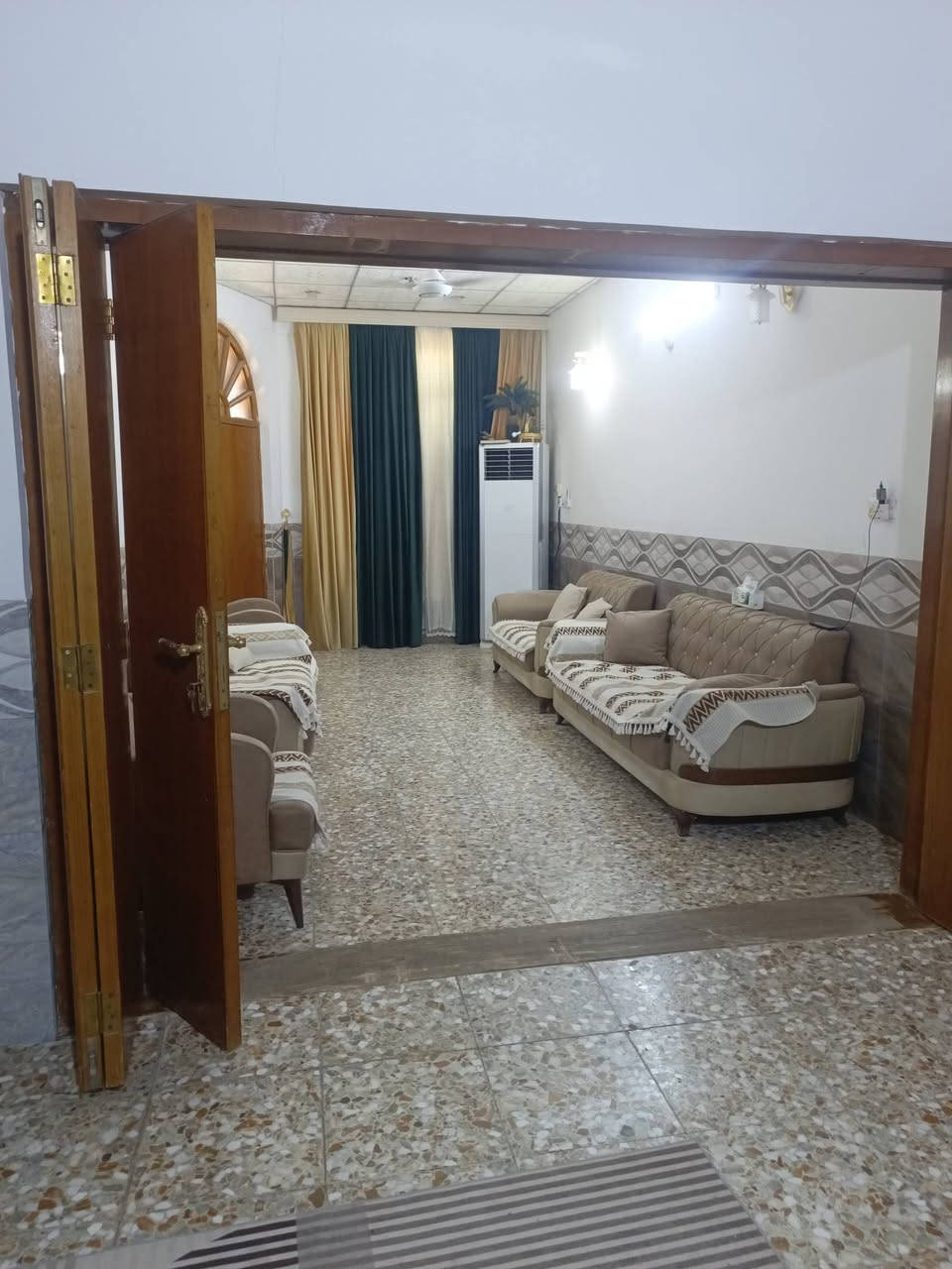سلام عليكم 
بيت 120متر طابقين 
طابق الاول غرفه نوم 
استقبال واكلدور مفتوح على بعض
تواليت داخلي وخارجي 
حمام
مناور ثنين
طابق الثاني غرفتين 
كبيره وصغيره كلدور 
حمام تواليت 
الاستفسار الاتصال على 
***********
حي المعرفه الاولى 
قرب مدرسة الوارث
