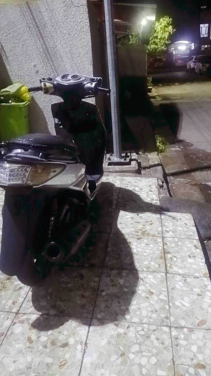 يالله السلام عليكم.  مرخصت اعضاء الكروب المحترمين... دراجه سكنس فحل نوزل ام الطلاعات  الدراجه كدام عينكم. تخبل ماشاء الله كهربائياتها كلها شغاله. والدراجه مكينتها ٥٨ونص والمكينه ماشاءالله جديده تخبل ... وتجي تفحصها كدامك عينك تشوف النعومه  وتشوف شلعتها ومعدلها. الدراجه تخبل تاخذها ربع متصرف عليها. بس شويه كلجها الامامي شويه تعبان بي صوت. واني ماعدي مجال الها عايفه بل الطرمه... والدراجه تخبل. والياخذها بل عافيه عليه ...العنوان بغداد حي العامل. الرقم *********** السعر 750وبيها مجال
