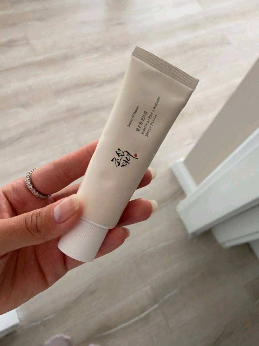 ☀️ أفضل واقي شمس كوري من بيوتي اوف جوسون SPF50+ ☀️

من أشهر أنواع واقي الشمس بالعالم حالياً، بمستخلص الأرز والبروبيوتك والنياسيناميد

✅ قوام خفيف يرطب ويهدي البشرة
✅ بدون طبقة بيضاء أو لزوجة
✅ مناسب لكل أنواع البشرة حتى الحساسة
✅ SPF50 معتمد من مختبرين بكوريا وإسبانيا

🇰🇷 Made in Korea | الحجم 50ml

💰 السعر 25 الف
📲 اطلبيه الحين

#نيني_ستور #العراق #beautyofjoseon #واقي_شمس