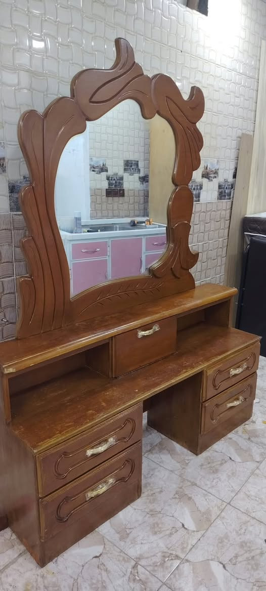 قنفات ويا طبلات ٢٥٠
ميز تواليت ٣٥ شراي خاص
مندوبه مروش🙏❤️
