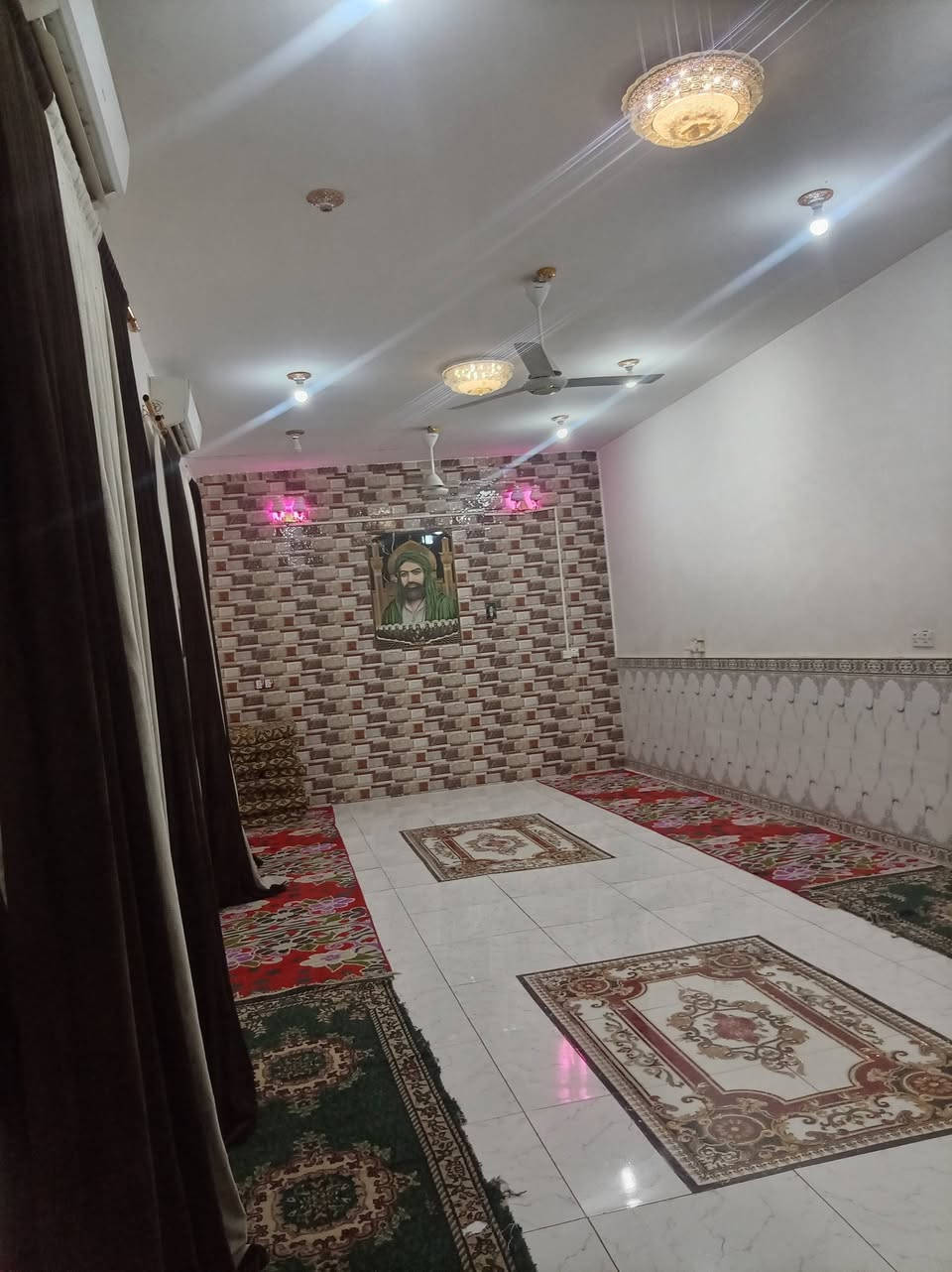 #بيت _جديد_ للبيع
السلام عليكم ويوم جمعة مباركة عليكم أن شاء الله
بيت جديد للبيع
الموقع: شريف الرضي شارع المطار الزراعي مقابل الغسل الأصفر يبعد عن الشارع العام (سوق الشيوخ _ناصريه) 300 متر علماً أن البيت داخل فرع 
المساحه :225 مربع (غرفتين وصاله وأستقبال ومطبخ وديوانيه خارجيه..)
ملاحظة : المنطقة متوفره فيها كافة الخدمات من ماء وكهرباء (الأسلاك بالباب مباشرتاً + مولد للمنطقة)
السعر: 58 بيه مجال بسيط
*********** واتساب.. حياكم الله 🤍
