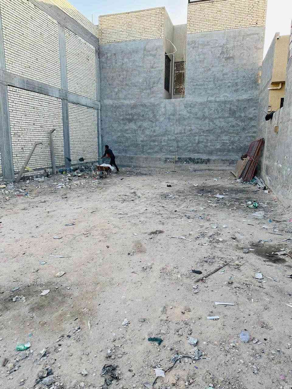 قطعة تجارية للايجار في حي الفارس على الشارع العام المساحة 200م تصلح ان تكون مخزن اواي مشروع سعر الايجار 750مع المجال  الاتصال على صاحب القطعة مباشر *********** كربلاء, العراق
