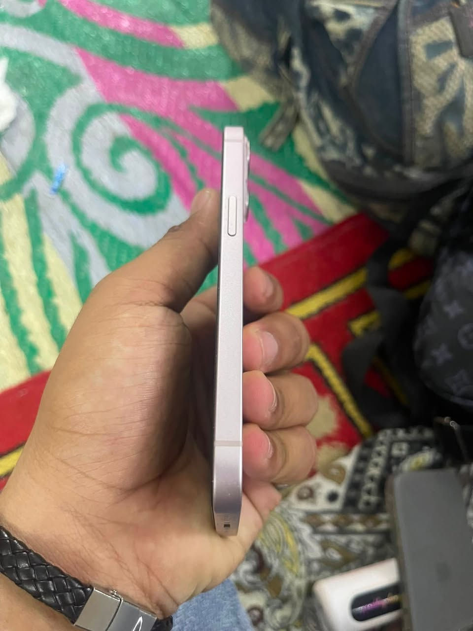 السلام عليكم جهاز 13بلاس جهاز آخو الجديد نضافه 100بطاريه 83ذاكره 128لون مميز وردي للبيع التواصل ***********
