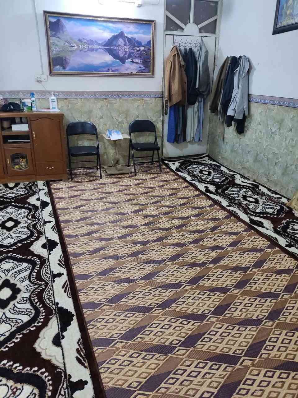 بيت في حي الغدير قرب على شارع ٦٠ طابو سند ٢٥ المساحة 200 واجه ٨ ولنزال ٢٥ بناء قديم صالح للسكن يحتوي على غرفتين نوم وهول واستقبال وصحيات سعر ١٢٠مليون وبي مجال بسمي موبايل ***********
