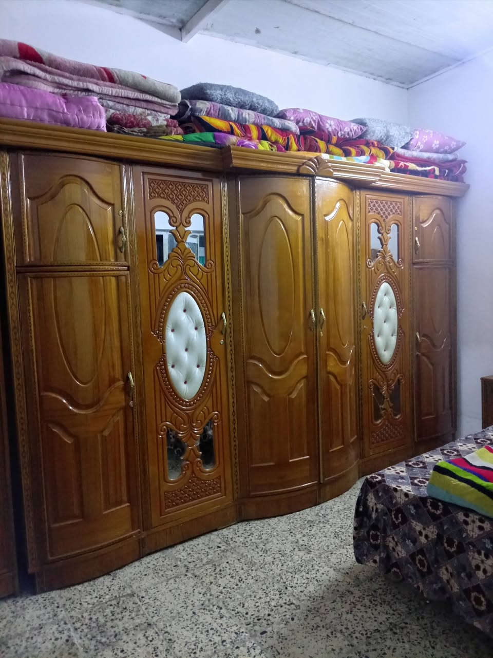 غرفة  للبيع العنوان البلديات 
السعر 700بيها مجال الهاتف ***********
