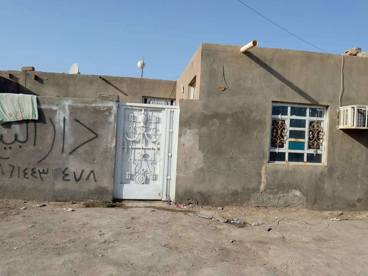 بيت للبيع في الناصريه مدينه الصدر خلف الروف مساحه ٢١٠يحتوي ع ثلاثه غرف نوم وصاله ومطبخ وديوانيه السعر خاص الرقم ***********
