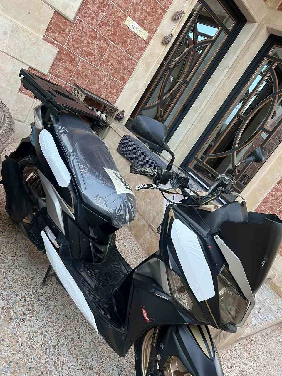 للبيع ماطور sym 2015 مغلف اسود طافي السعر 600 و بي مجال ***********
